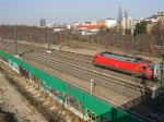 Blick von der Monumentenbrcke auf die Gleise der DB zum Potsdamer Platz und der S-Bahn von Bahnhof Yorckstr. zum Sdkreuz. Aufgenommen wurden ein IC (?) und eine S-Bahn S25 von Yorckstrasse kommend. Im Hintergrund sind die Hochhuser am Potsdamer Platz zu erkennen.