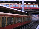 Eine S75 nach Wartenberg fhrt aus Ostkreuz aus. Auf dem Ringbahngleis wartet derzeit eine Ringbahn auf die Abfahrt. 17.3.2008