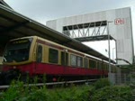 S3 nach Ostbahnhof fhrt in Betriebsbahnhof Rummelsburg ab. Im Hintergrund der neue Peoplemover, der wie eine Art Fahrstuhl ein umstiegsfreies berqueren der Gleise ermglicht. 23.6.2007