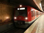 S 1 von Hamburg-Poppenbttel nach Hamburg-Blankenese bei  der Ausfahrt im Bahnhof Hamburg Hbf(S-Bahn).04.06.2011 