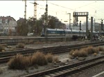 Eine Alex-223 zieht Kurswagen aus Lindau und Oberstdorf aus dem Bahnhof Mnchen-Pasing heraus in Richtung Mnchen Hbf. Im Anschluss erreicht eine S-Bahn der Linie 5 nach Herrsching den Bahnhof. (31.10.2009)