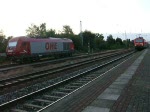 Links steht ER20(270080) von OHE Osthannoversche Eisenbahnen AG.daneben kommt 143 952-0 mit der S2 von Rostock Hbf.nach Warnemnde aus dem Bahnhof Rostock-Bramow gefahren.(29.08.09)