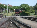 99 2321-0 mit MBB14626 von Bad Doberan Richtung Ostseebad Khlungsborn West bei der Einfahrt im Bahnhof Khlungsborn West.(10.05.09)