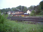 185 CL 006 verlsst am frhen Morgen des 15. Mai 2010 mit dem Fuballsonderzug DPE 1766 von Mnchen Ost nach Berlin nach kurzem Zwischenstopp den Bahnhof in Kronach. Der Zug bestand aus 16 Wagen, u.a. zwei Silberlingen, einem TEE Wagen und zwei Partywagen. Kurios: Bei dem drittletzten Wagen, also dem vor den zwei Silberlingen ist noch die hintere Tr geffnet.