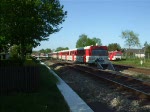 Ein Triebwagenzug bestehend aus VTE+VTE+VTA fhrt am 8.05.08 im schnen Abendlicht aus dem BHF Ulzburg Sd und berquert einen Bahnbergang auf der Fahrt nach Eidelstedt.(Links auf dem Abstellgleis stehen VTA+VTA+VTA und hinten auf dem anderen Gleis eine VTE)