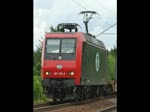 481 002-4 bringt ihren Containerzug in Richtung Norden. Als Gegenzug kam dann noch 145 033-7 mit Containerzug in Richtung Sden durch's Bild.  Aufgenommen am 06.07.2010 in Radbruch.