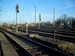 ITL 185 598 mit noch einer Lok und Containerzug aus Richtung Magdeburg.