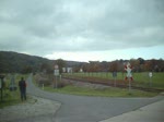 Einfahrt der Burgenlandbahn in Wangen, im Hintergrund die Arche Nebra.
(25.10.09)