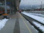 BR 185 der HGK fhrt mit dem Schnee-Express von Hamburg nach Bludenz aus Innsbruck Hbf aus. 3.1.2009