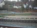 Eine Lok der Pressnitztalbahn durchfhrt mit einen Schotterpflug am 7. November 2009 Kronach.