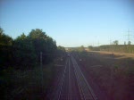 Eine Baureihe 185 der TX-Logistik AG fhrt in richtung Frankfurt und kreuzt eine Regionalbahn nach Fulda.Die Baureihe 185 gab freundlich ein 
Hupen von sich:)