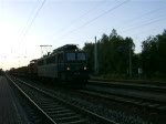 WAB55+PBSV-Lok19 mit den Holzzug von Rostock-Barmow nach 
Stendal-Niedergrne bei der Ausfahrt im Bahnhof Rostock-Bramow.Gefilmt am 22.08.09 um 19.55 Uhr