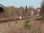 Stadler EuroDual 159 206-2 (90 80 2159 206-2 D-RCM) und 155 007-8 (beide für EBS) mit Schüttgutwagen am 30.3.2021 bei der Durchfahrt Pößneck oberer Bahnhof.