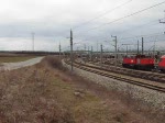 Eine Railjet-Garnitur auf dem Weg nach Budapest und eine Regionalverkehrs-Garnitur der Baureihe 4024 ( Talent ), welche zum Ostbahnhof unterwegs war, begegneten einander am 28.2.2009 auf dem Zentralverschiebebahnhof Wien-Kledering. Als Triebfahrzeug fr den Railjet fungierte 1116 218-8 ( Spirit of Zurich ).