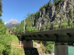 railJet 865 nach Wien Hbf mit Schublok 1116 152 bei der Überfahrt über die Pitztaler Ache Brücke nahe Imst-Pitztal in der Inn Schlucht.