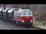 Der von Polen kommende Zug mit Schttgutwagen und der Lok 232 409-3 fhrt bei Nieselregen aus Richtung Grambow kommend durch den Bahnhof Pasewalk Ost.