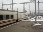 Eine Re 4/4 schiebt die Talgo-Wagen des Hotelzugs Elipsos EN273  Pau Casals  Barcelona-Zürich aufs Abstellgleis.