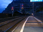 Eine Re 4/4 II fhrt mit ihrem Schnellzug nach Locarno am 11.11.2009