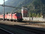 Abfahrt einer Vierfach-Traktion aus RE 4/4 und Re 6/6 mit einem Gterzug in Erstfeld, 1.10.2011