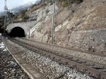 Ein Re 10/10-Pckchen und eine Re 4/4 II (am Zugschluss) fhren einen Holzschnitzelzug aus dem Schluchitunnel am 6.12.2007