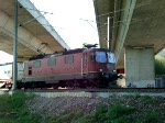 Die Re 4/4 II 11274 fhrt am 26.04.2008 beim Vorsignal von Sissach an.