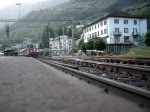 Bevor der Lokfhrer seinen IR Basel-Locarno mit der Re 4/4 II 11148 in Bewegung setzte, fragte ich ihn, ob es ihm was ausmache, wenn ich die Kamera ganz nah ans Gleis setze, um den Zug bei der Abfahrt