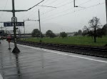 Zwei Re 4/4 II ziehen den EC Cinque Terre mit 15 Wagen beim Bahnhof Schwyz vorbei.