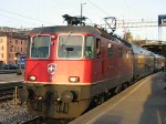 Re 4/4 vor dem CNL nach Basel, bei der Ausfahrt im Zrcher HB