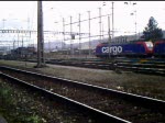 Doppeltraktion Re 4/4 der BLS mit Containerzug in Muttenz Rbf am 18.03.08