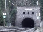 Die Re 4/4 174 der BLS kommt mit ihrem Autozug aus dem Ltschbergtunnel, Kandersteg 14.4.2007