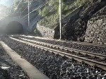 Die Re 465 042 zieht ihren IC Romanshorn-Brig aus dem Schluchitunnel talwrts.Der Lokfhrer sendete einen schnen Gruss....