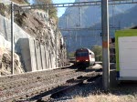 IC Brig-Romanshorn wartet auf die Blockfreigabe in Lalden am 17.10.2007, whrend ein Hupac-Zug mit zwei Re 465 durchfhrt.