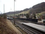 Eine Re 465 durchfhrt mit einem HUPAC-Zug den Bahnhof Tecknau am 09.01.2008