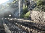 Zwei Re 465 kommen mit einem Hupac-Zug aus dem Schluchitunnel whrend der Cisalpino ETR 470 hineinfhrt.