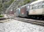 Die Re 465 011 und -003 ziehen einen Hupac-Zug aus dem Bahnhof von Lalden am 16.6.2007