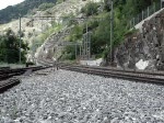 Die Re 465 009 und die von Angel-Trains gemietete BR 185 525 fahren am 16.6.2007 mit einem Gterzug bei Lalden durch 