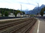 Eine Re6/6 dst mit 2 Wagen durch den Bahnhof Brunnen.