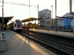 Abfrsender Flirt und Re 6/6 mit Gterzug bei der Durchfahrt in Pratteln, 27.07.2010