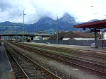 Eine Re10/10 fhrt mit einem Containerzug durch Brunnen.