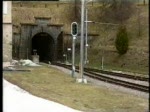 Rhtische Bahn 2000 - Eine weitere Scheinanfahrt auf unserer Eisenbahn-Romantik Sonderfahrt im Mai 2000 fand am Sdportal des Albula-Tunnels statt.