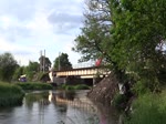 Da bei Tršnice die Brücke über die Ohre ausgetauscht wird fehlt dort die Oberleitung.